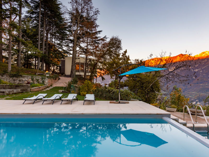 VPB_Pool, curved house with flaming mountains (1)